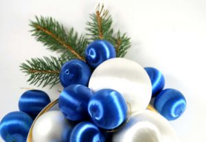 Декорируем дом к Новому году: бело-голубые тона