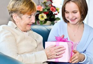 Что подарить бабушке на День рождения?